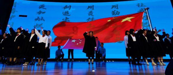 18米高的巨型花仙子灯绘亮相大观公园